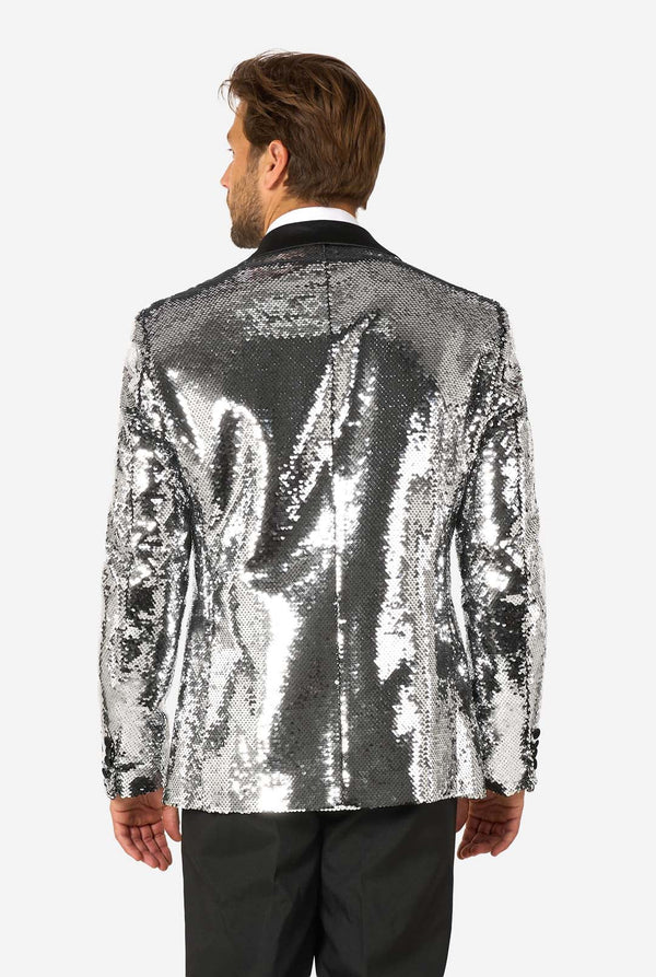 Man draagt ​​een zilveren paillettenblazer met zwarte satijnen revers