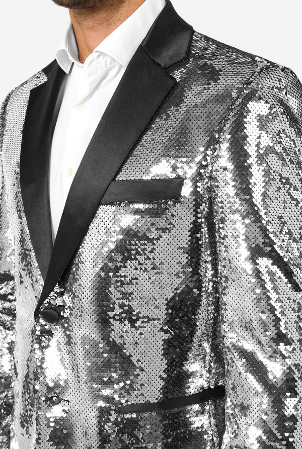 Man draagt ​​een zilveren paillettenblazer met zwarte satijnen revers