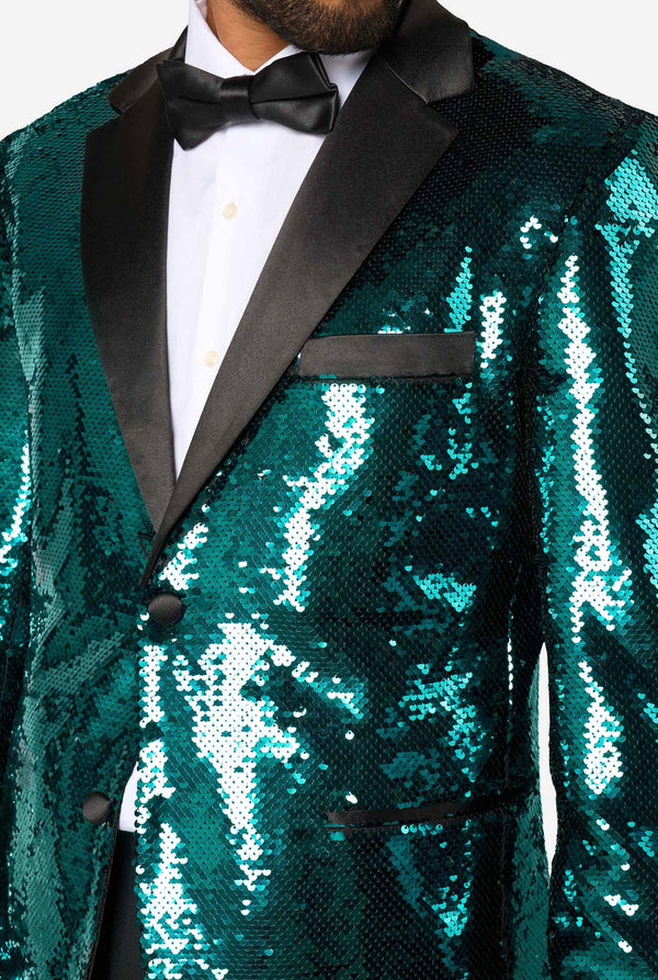 Man draagt ​​een blauwgroene blazer met pailletten en zwarte satijnen revers.