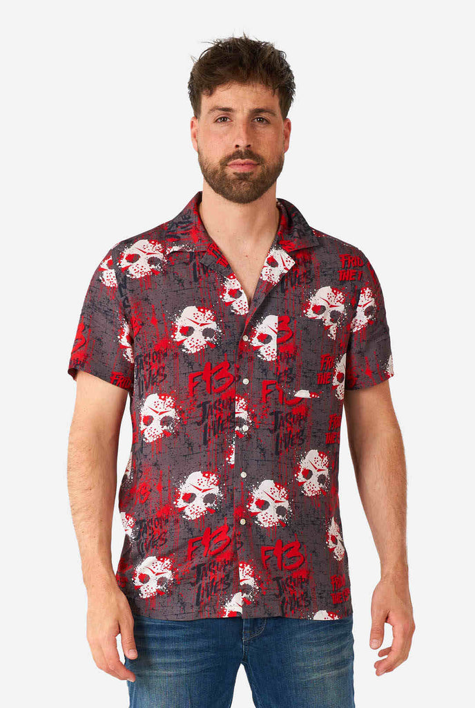 Man draagt Hawaiian Haloween overhemd met Friday the 13th print