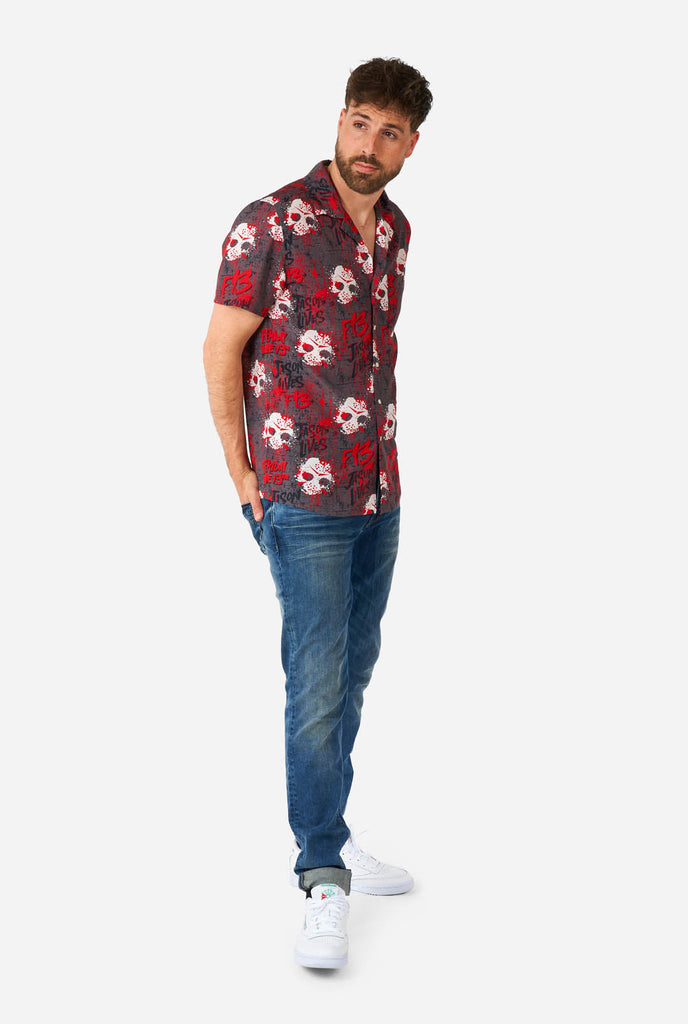 Man draagt Hawaiian Haloween overhemd met Friday the 13th print