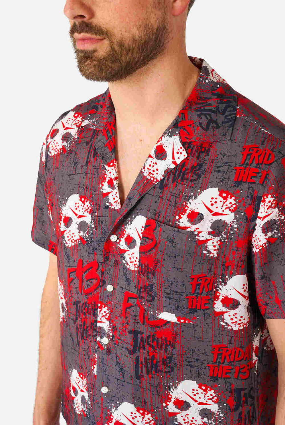 Man draagt Hawaiian Haloween overhemd met Friday the 13th print