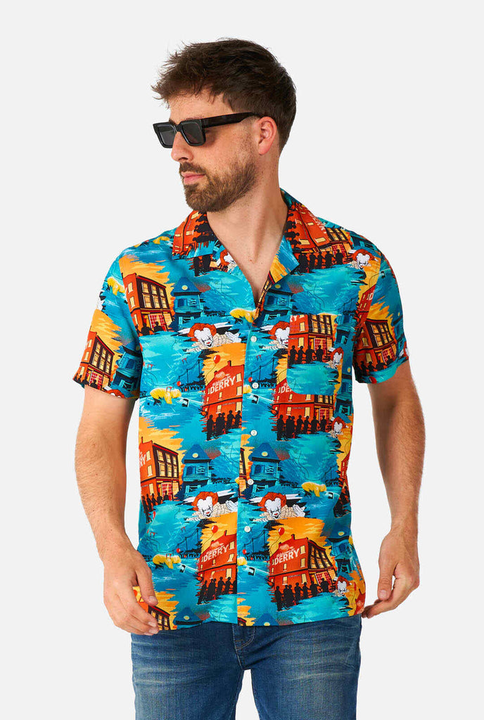 Man draagt Hawaiian Haloween overhemd met IT print
