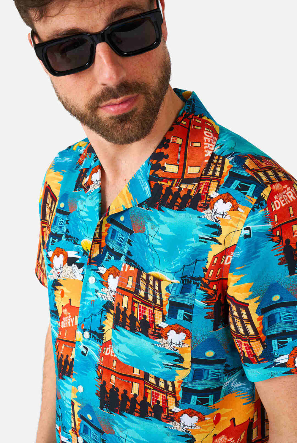 Man draagt Hawaiian Haloween overhemd met IT print