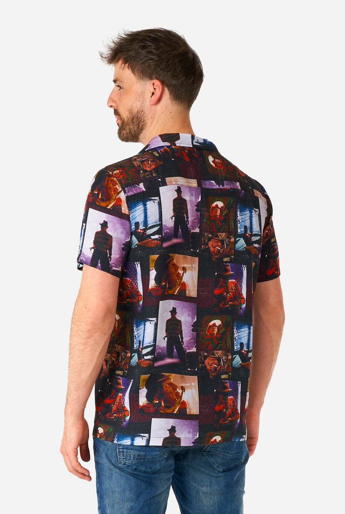Man draagt Hawaiian Haloween overhemd met Nightmare on Elmstreet print, beeld van de achterkant