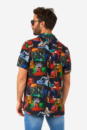 Man met Hawaiiaans overhemd met Beetlejuice-print, zicht vanaf de achterkant