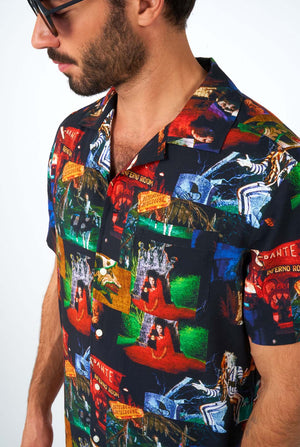 Man met Hawaiiaans overhemd met Beetlejuice-print, close up