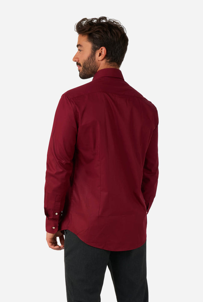 Man wearing burgundy red men's shirt, view from the back