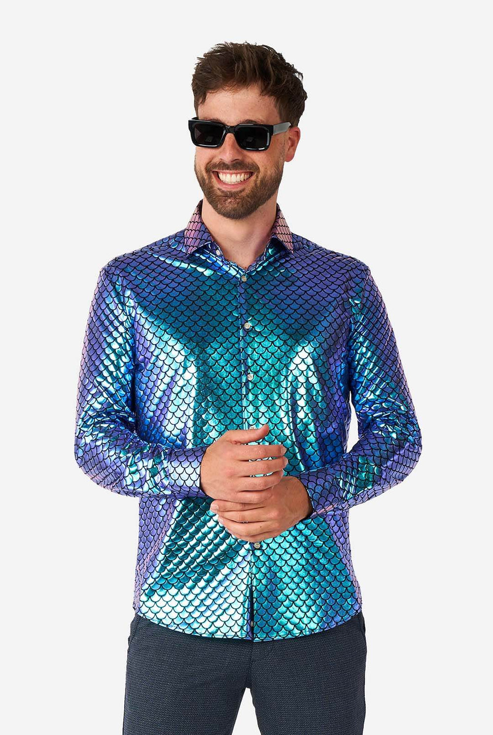 Man met blauw overhemd met vissenschubbenprint