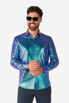 Man met blauw overhemd met vissenschubbenprint