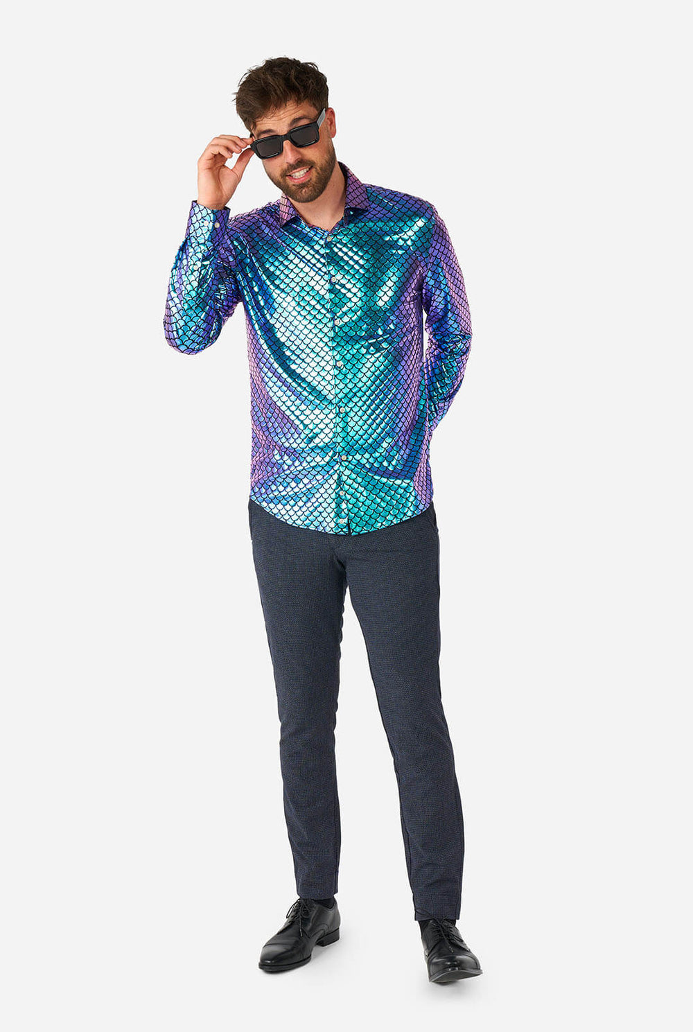 Man met blauw overhemd met vissenschubbenprint
