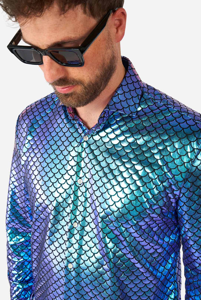 Man met blauw overhemd met vissenschubbenprint