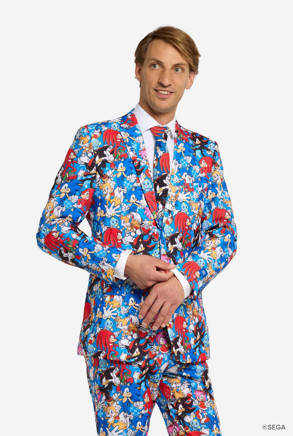 Man in kleurrijk herenpak met Sonic the Hedgehog-print.