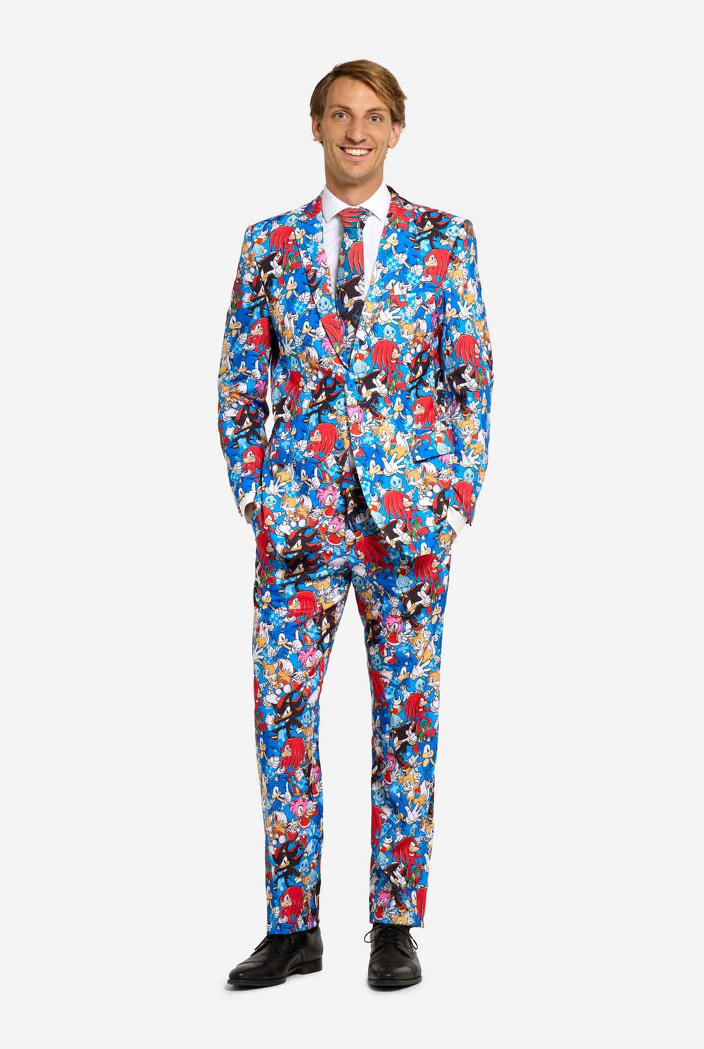Man in kleurrijk herenpak met Sonic the Hedgehog-print.