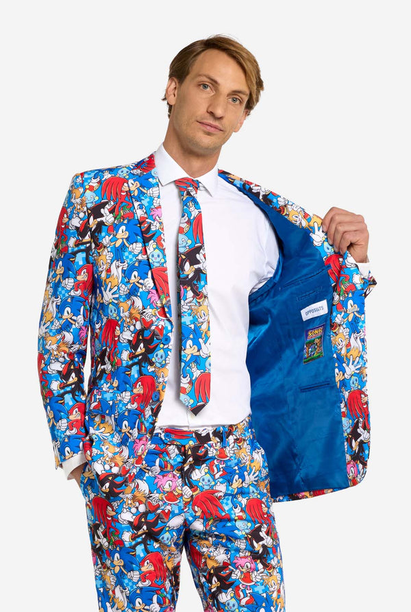 Man met kleurrijk herenpak met Sonic the Hedgehog-print
