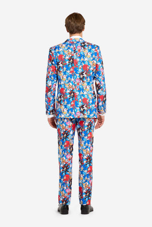 Man met kleurrijk herenpak met Sonic the Hedgehog-print, zicht vanaf de achterkant