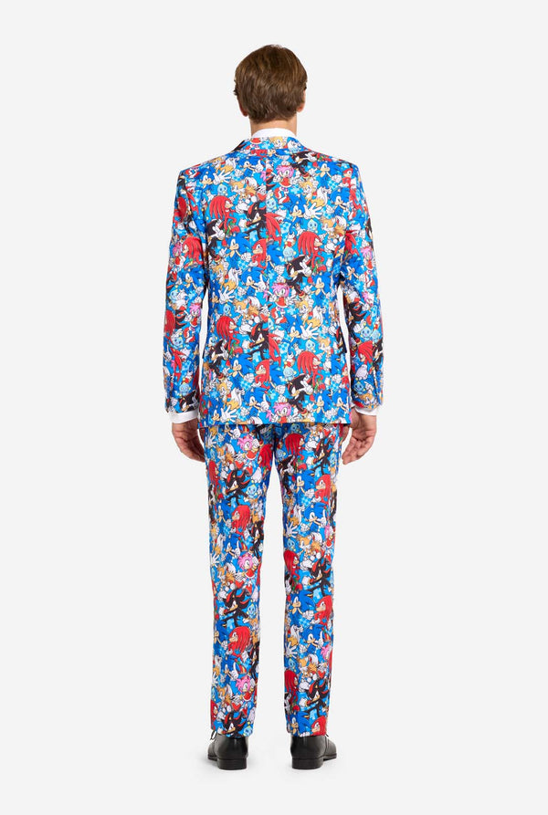 Man met kleurrijk herenpak met Sonic the Hedgehog-print, zicht vanaf de achterkant