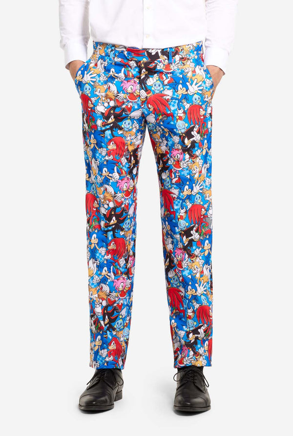 Man met kleurrijk herenpak met Sonic the Hedgehog-print, close up van de broek