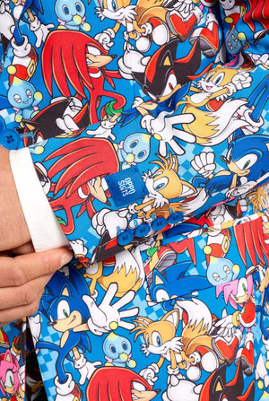 Man met kleurrijk herenpak met Sonic the Hedgehog-print, close up