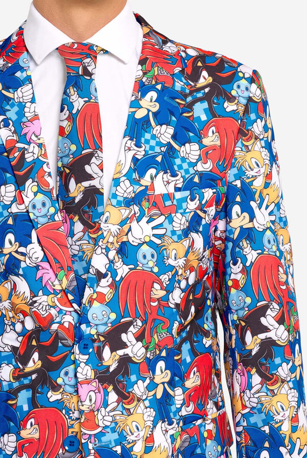 Man met kleurrijk herenpak met Sonic the Hedgehog-print, close-up