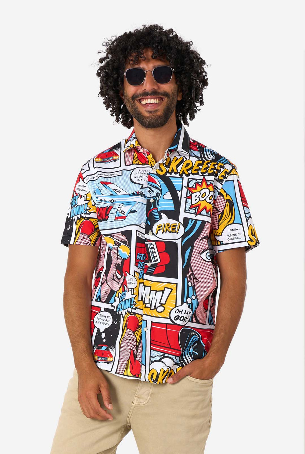 Man met een kleurrijk shirt in komische stijl met zonnebril op een witte achtergrond