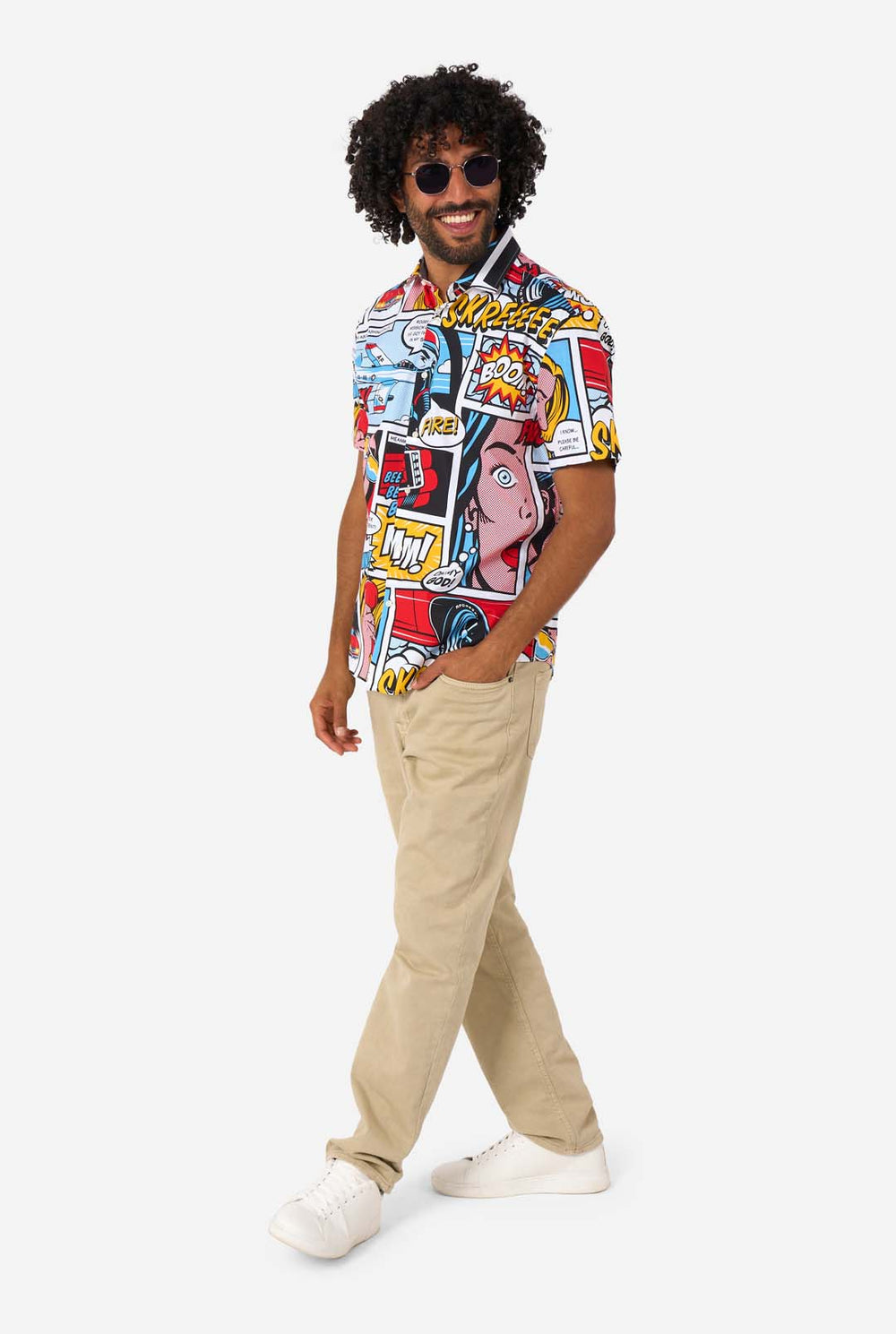 Man met een kleurrijk shirt in komische stijl met zonnebril op een witte achtergrond