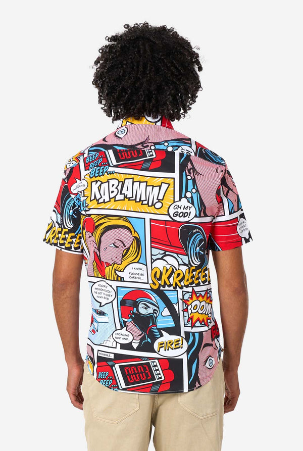 Man met een kleurrijk shirt in komische stijl met zonnebril op een witte achtergrond. Zicht vanaf de achterkant