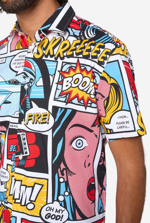 Man met een kleurrijk shirt in komische stijl met zonnebril op een witte achtergrond. Close up van de borst