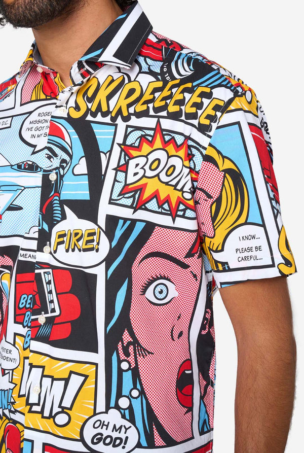 Man met een kleurrijk shirt in komische stijl met zonnebril op een witte achtergrond. Close up van de borst