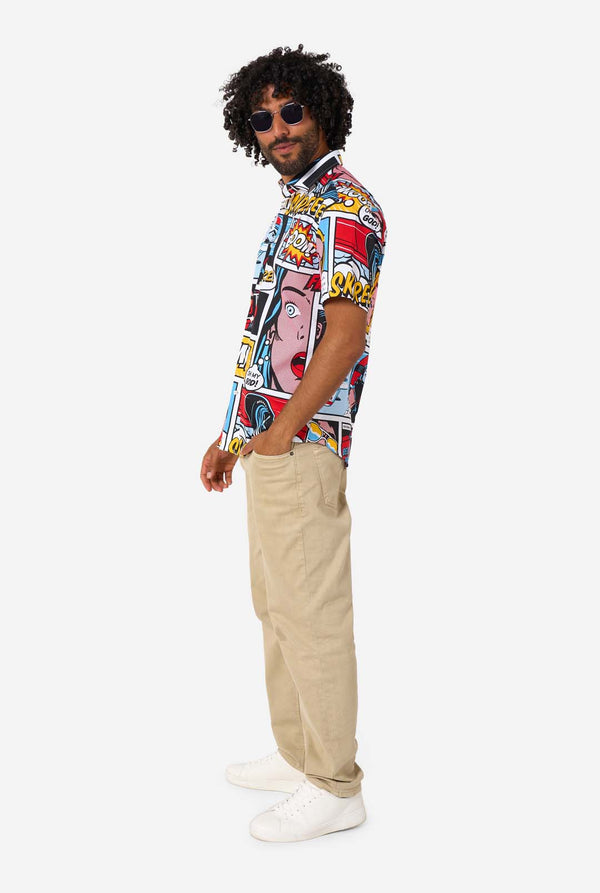 Man met een kleurrijk shirt in komische stijl met zonnebril op een witte achtergrond. Zicht vanaf de zijkant, volledig lichaam