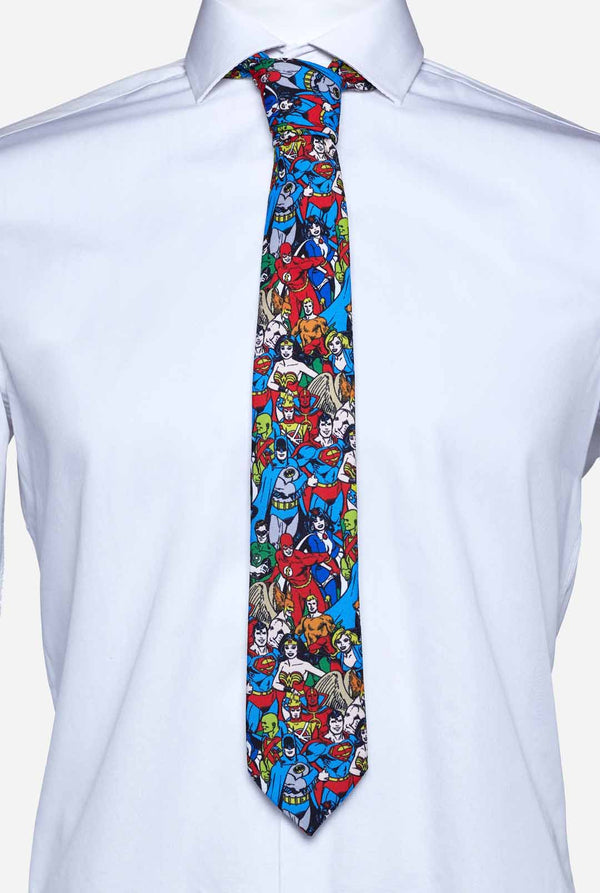 Kleurrijke stropdas met DC Comics-personages, zoals Batman en Superman erop