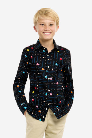 Jongen draagt zwart overhemd met Pac Man print.