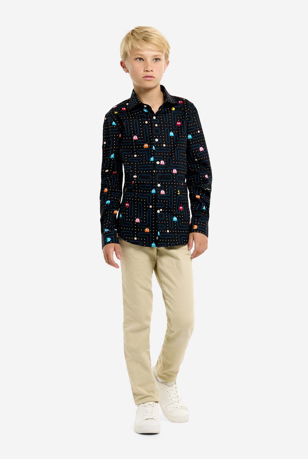 Jongen draagt zwart overhemd met Pac Man print.