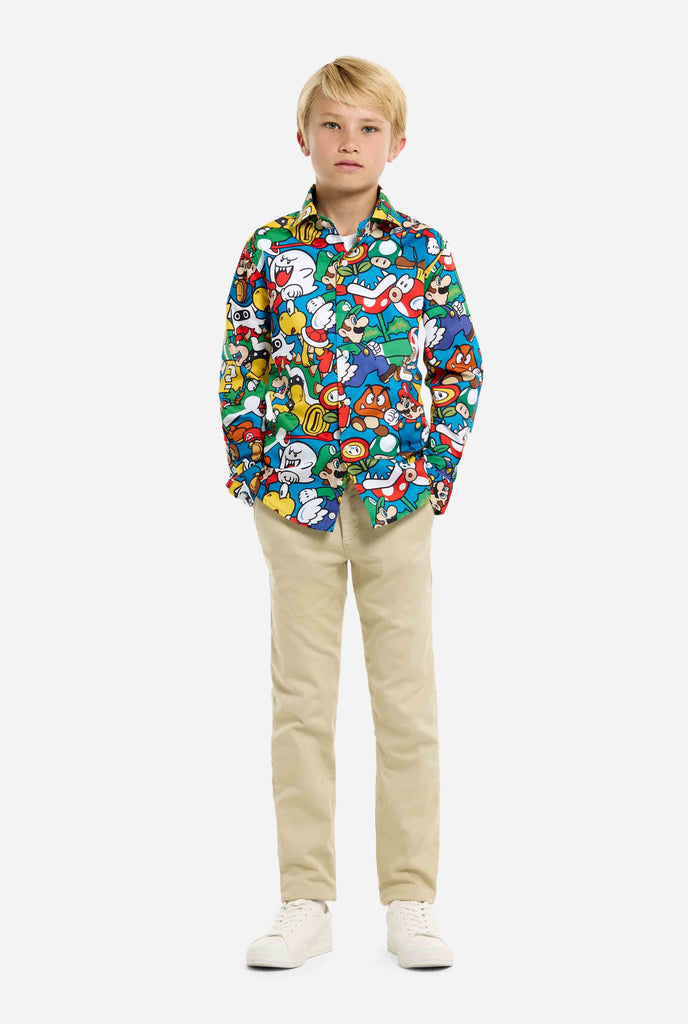 Afbeelding van tiener die een Super Mario all over print shirt draagt. De hoofdkleur is blauw, maar er is ook geel, rood en wit.