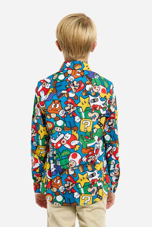 Afbeelding van tiener die een Super Mario all over print shirt draagt. De hoofdkleur is blauw, maar er is ook geel, rood en wit.