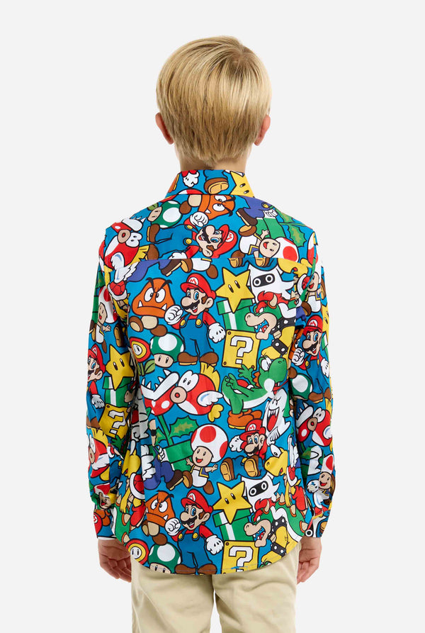 Afbeelding van tiener die een Super Mario all over print shirt draagt. De hoofdkleur is blauw, maar er is ook geel, rood en wit.