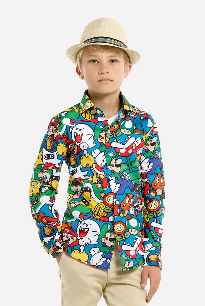 Afbeelding van tiener die een Super Mario all over print shirt draagt. De hoofdkleur is blauw, maar er is ook geel, rood en wit.