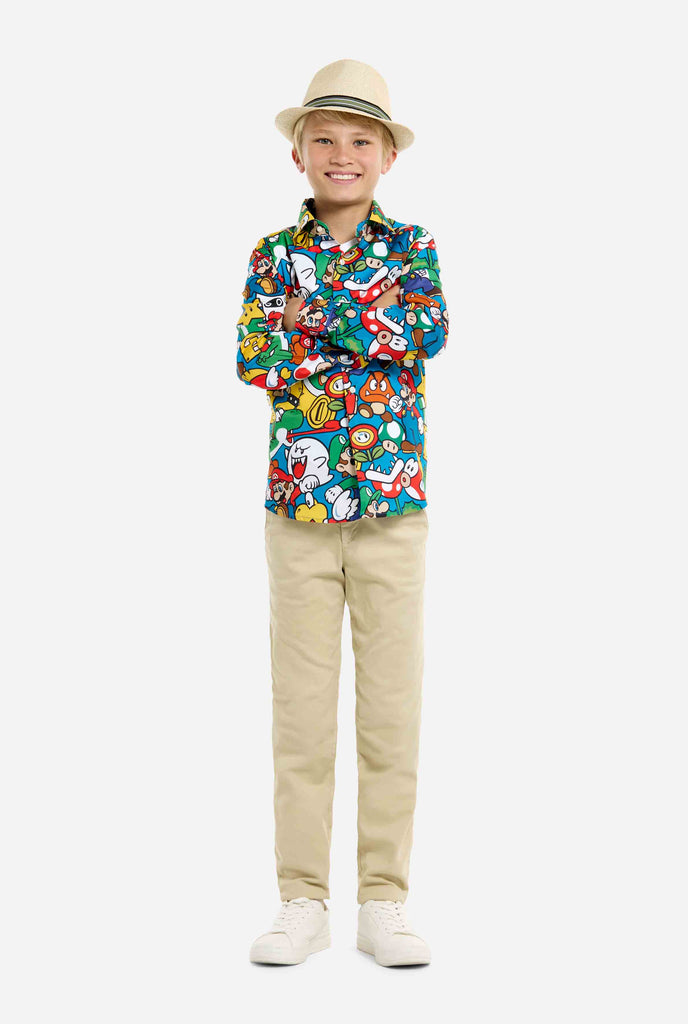 Afbeelding van tiener die een Super Mario all over print shirt draagt. De hoofdkleur is blauw, maar er is ook geel, rood en wit.
