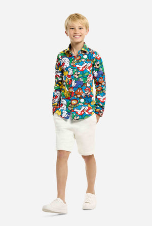 Afbeelding van tiener die een Super Mario all over print shirt draagt. De hoofdkleur is blauw, maar er is ook geel, rood en wit.