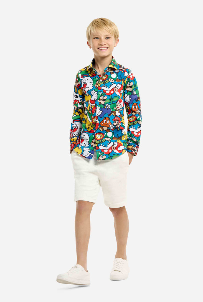 Afbeelding van tiener die een Super Mario all over print shirt draagt. De hoofdkleur is blauw, maar er is ook geel, rood en wit.