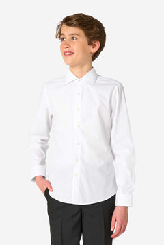 Wit shirt met lange mouwen voor jongens gedragen door een jongen met hand in zak. Draagt ook zwarte broek.