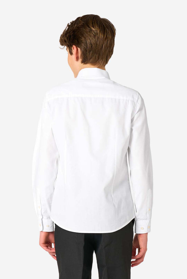 Wit shirt met lange mouwen voor jongens gedragen door een jongen. Draagt ook zwarte broek. Beeld van de achterkant.