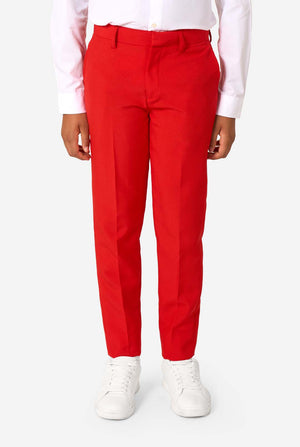 Kind draagt een rood pak met een wit overhemd en een rode stropdas op een witte achtergrond. Close up van de broek