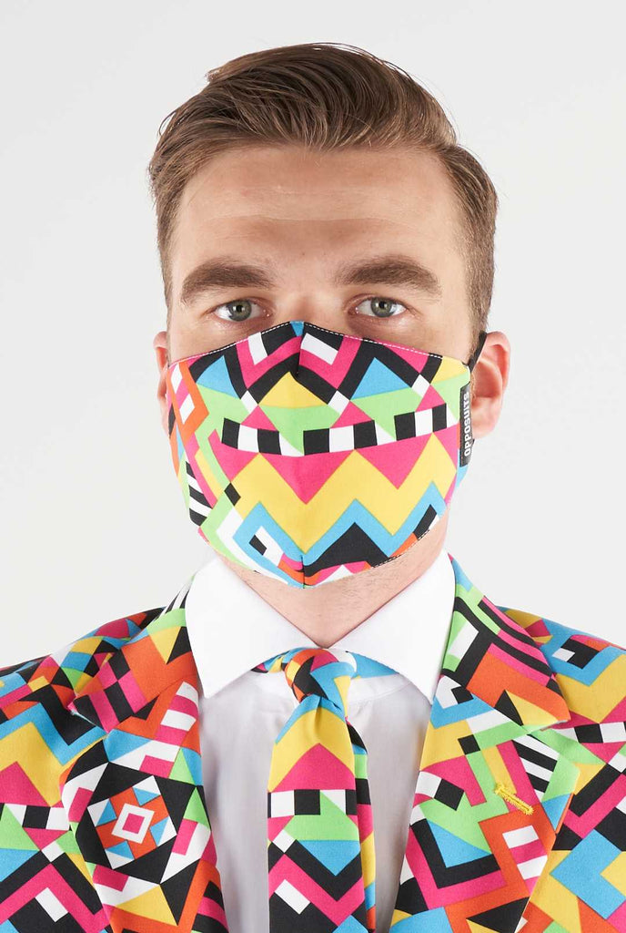 Man draagt ​​een kleurrijk gezichtsmasker