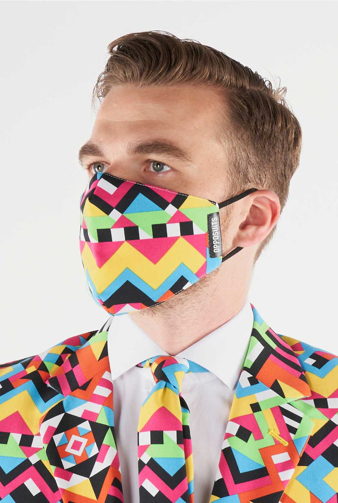 Man draagt ​​een kleurrijk gezichtsmasker
