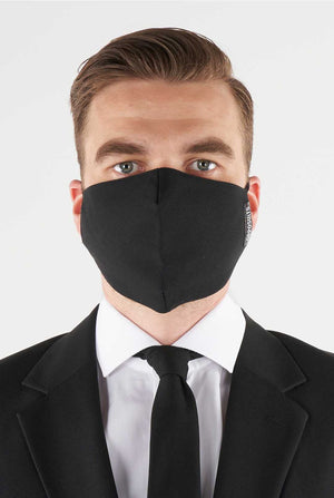 Man draagt ​​gezichtsmasker gemaakt van zwarte stof