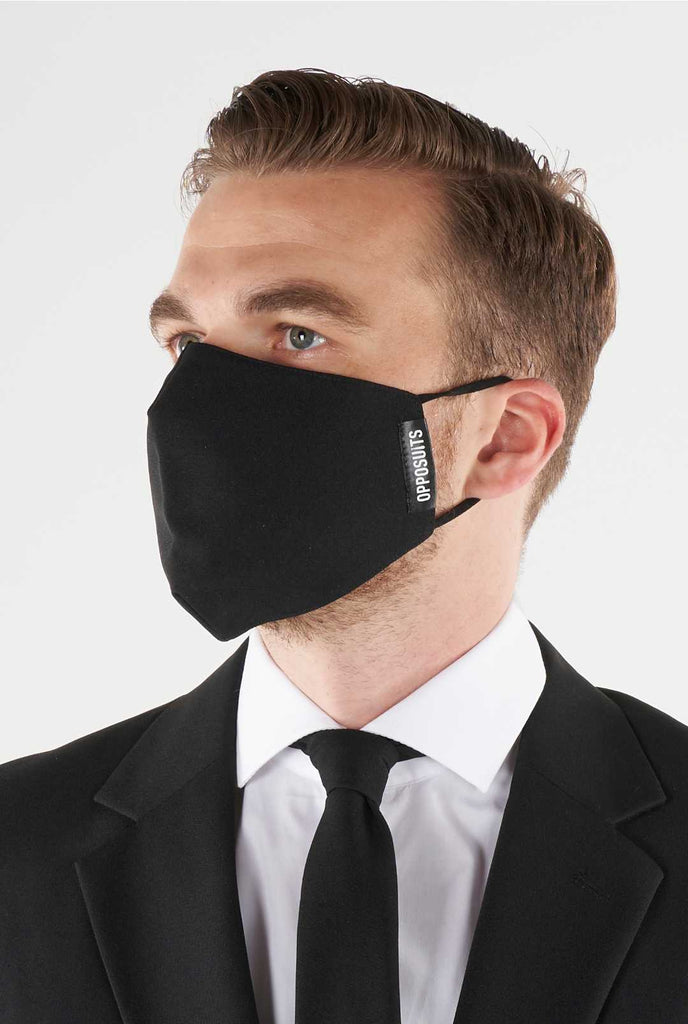 Man draagt ​​gezichtsmasker gemaakt van zwarte stof