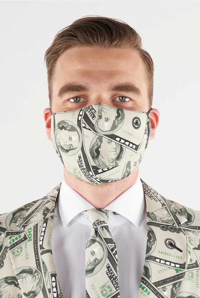 Man draagt ​​gezichtsmasker met dollar print