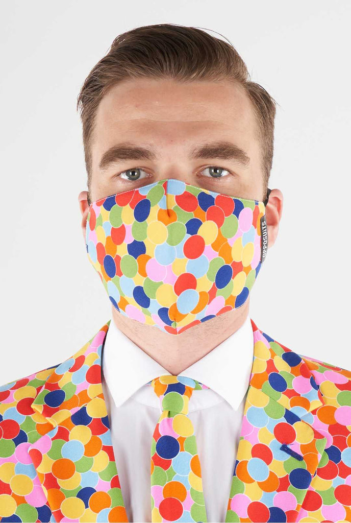 Man draagt ​​gezichtsmasker met confetti -print
