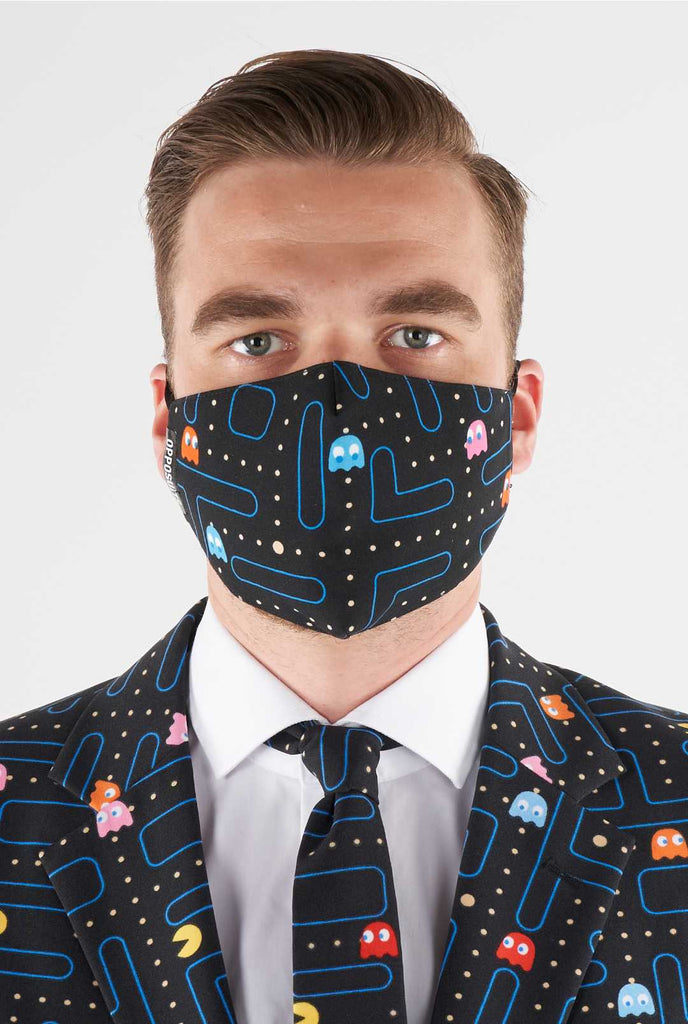 Man draagt ​​gezichtsmasker met pac-man print